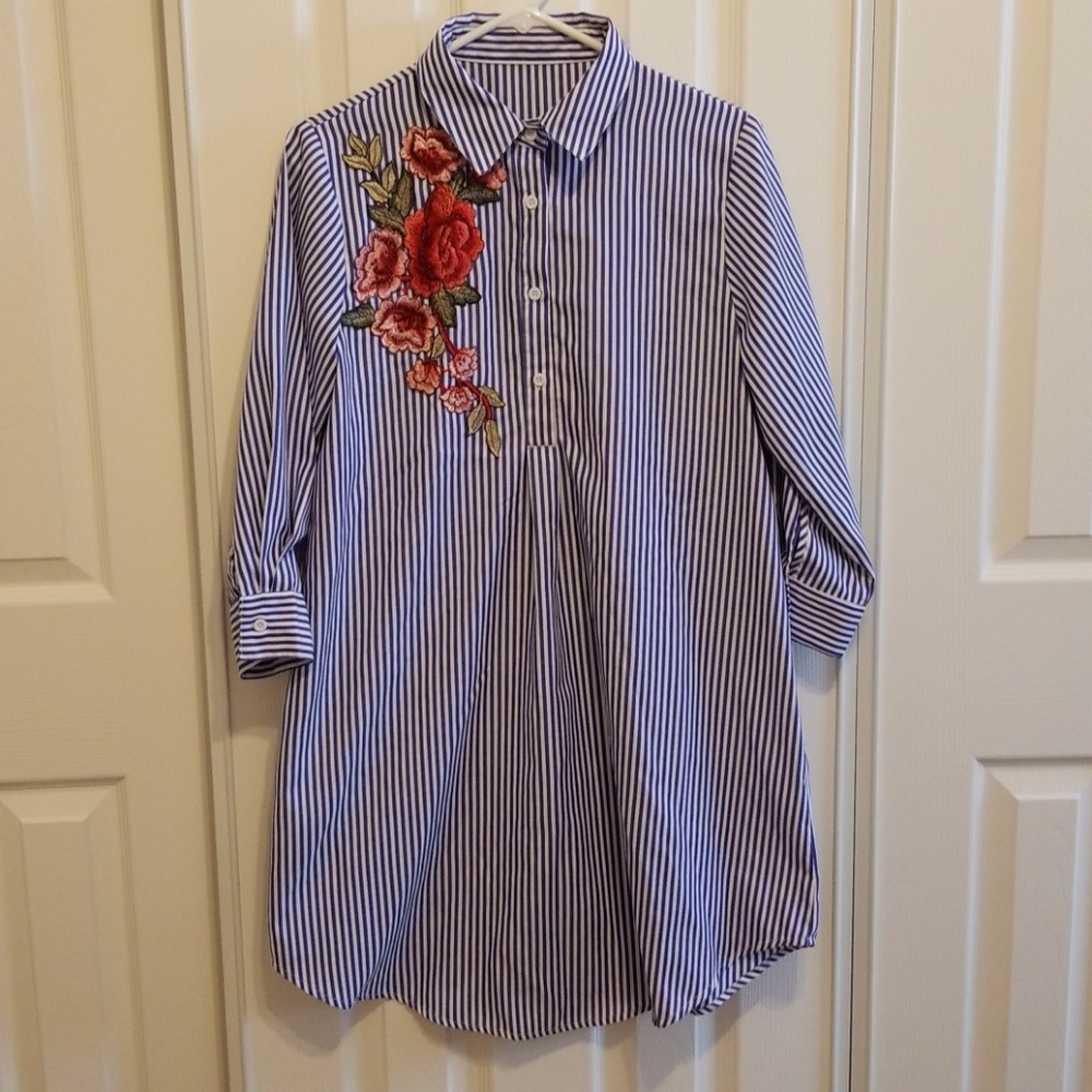 Blue and white shirt dress w/ embroidered applique